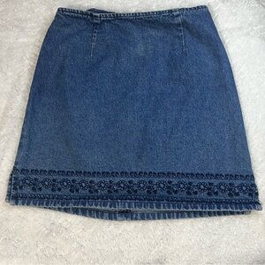 No Boundaries Womens Blue Denim Jean Skirt with Floral Embroidery Size 5 Cotton